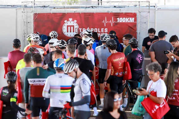 Brasília (DF), 16/08/2025. Atletas do Metrópoles Endurance Cycling estão na vila para buscar o kit da competição.