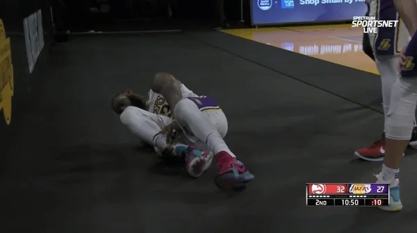 Com lesão no tornozelo, LeBron James deixa jogo dos Lakers mancando