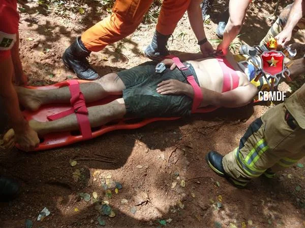Homem pula em córrego, é arrastado por forte correnteza, mas se salva