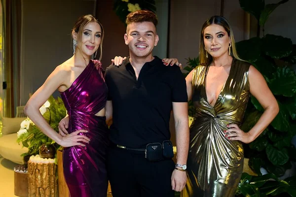 Trio de amigos celebra o aniversário em noite cheia de brilho