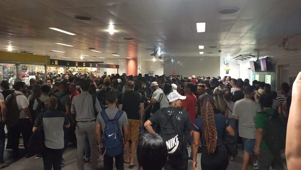 Foto colorida de concentração de passageiros na estação da Luz do Metrô de São Paulo - Metrópoles