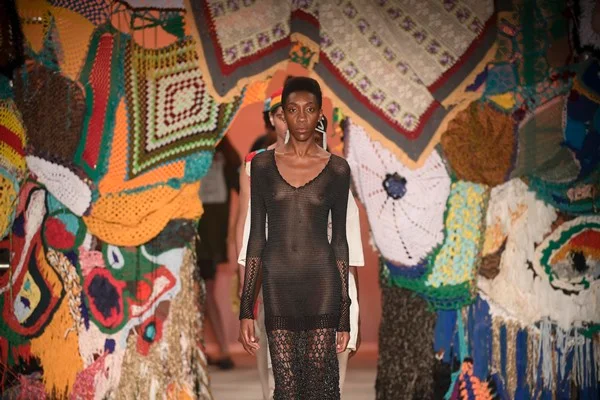 Beachwear, Anitta e manifestos. Confira tudo sobre o 1º dia de SPFW