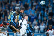 O Grêmio derrotou o Athletico-PR por 2 x 0 O Grêmio derrotou o Athletico-PR por 2 x 0