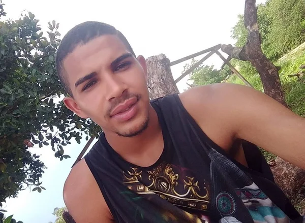 foto colorida de jovem de camisa regata preta