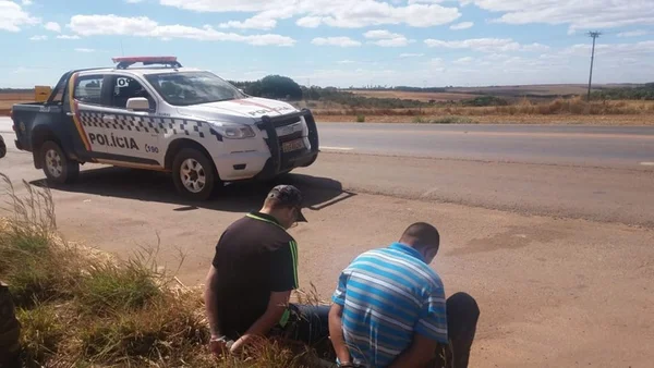 PMs abordam suspeitos e encontram arma em bolsa com itens de bebê