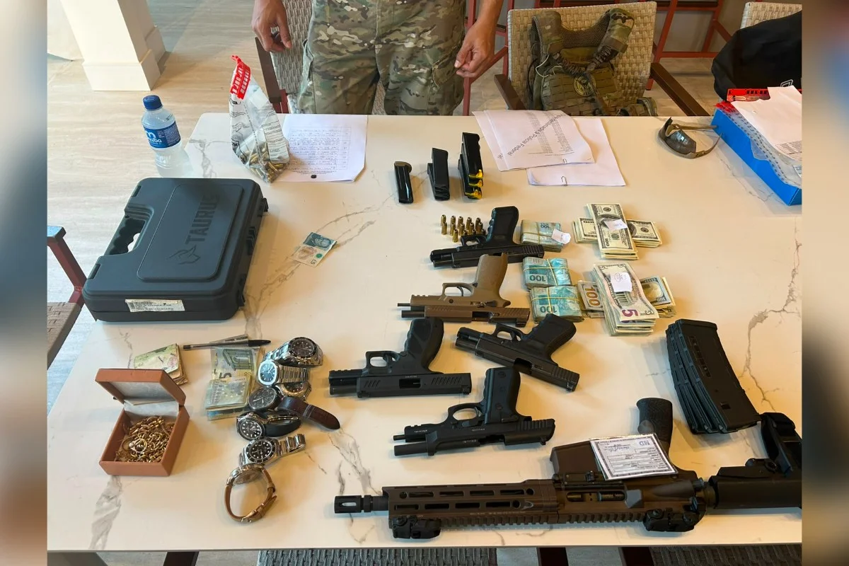 O arsenal apreendido inclui pistolas, um fuzil de cano curto, carregadores e munições. Além das armas, a PF encontrou dinheiro em espécie, em reais e dólares O arsenal apreendido inclui pistolas, um fuzil de cano curto, carregadores e munições. Além das armas, a PF encontrou dinheiro em espécie, em reais e dólares