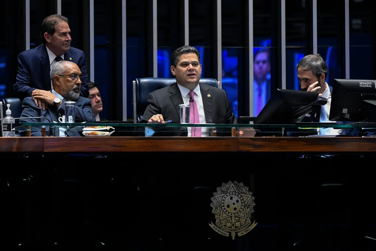 PEC 6x1: Alcolumbre prevê votação em 2 turnos nesta quarta-feira; acompanhe