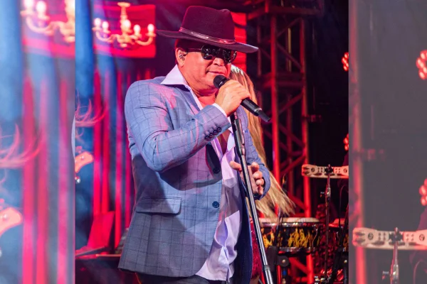Cantor Leonardo faz show inesquecível em jantar na Fazenda Churrascada