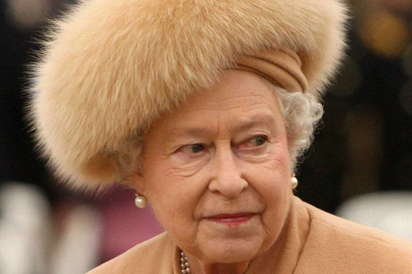 Rainha Elizabeth II deixa definitivamente o Palácio de Buckingham