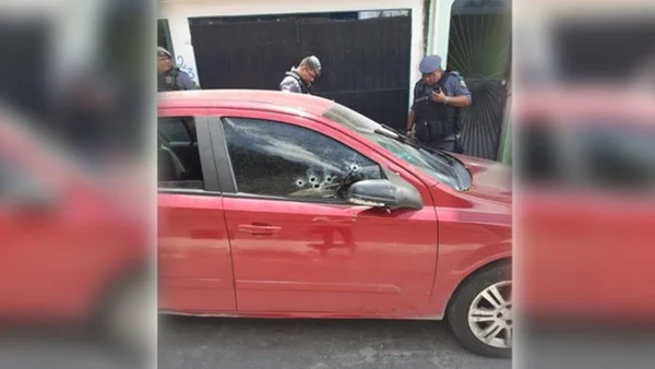 Homem é crivado de balas dentro de veículo durante emboscada
