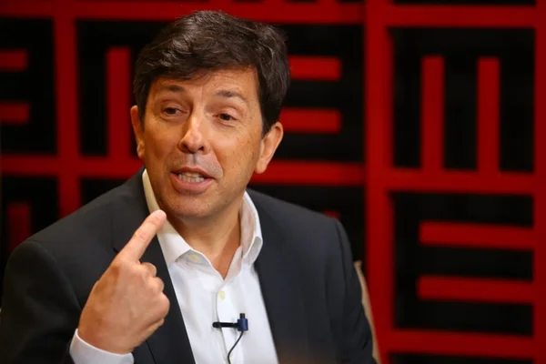 Novato, Amoêdo surpreende e vira ativo eleitoral
