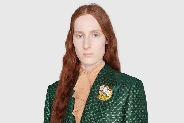 Modelo com broche da Gucci