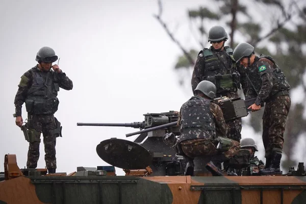 Carro de combate e militares
