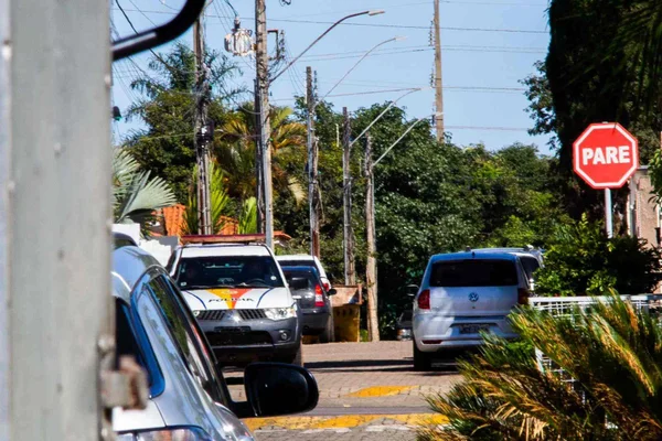 Imagem colorida de viatura da PM