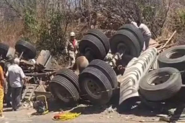 Caminhão carregado de telhas tomba e deixa 3 mortos no Ceará