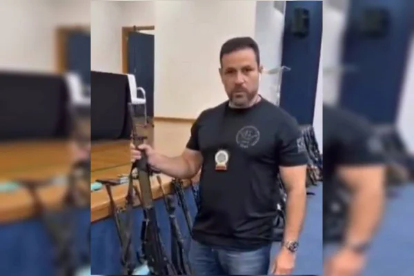 Delegado mostra fuzis internacionais apreendidos de terroristas do CV