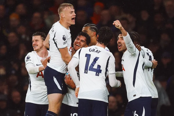 Premier League: Tottenham vence Chelsea fora de casa e quebra tabu