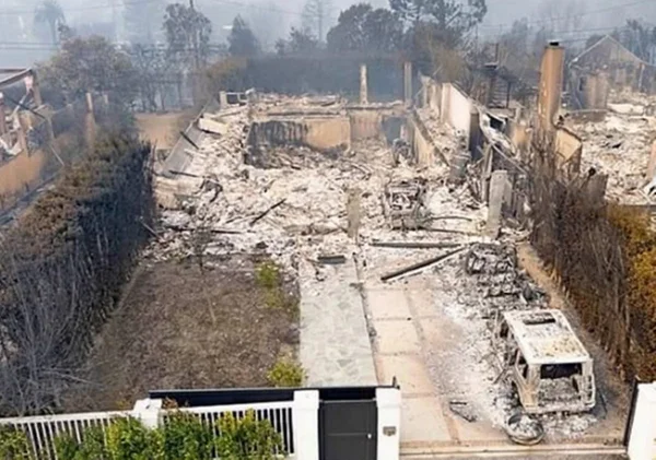 A casa do casal Miles Teller e Keleigh Teller após incêndios em Pacific Palisades, Los Angeles (EUA) - Metrópoles