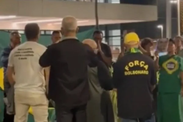 Foto colorida de bolsonaristas em frente ao hospital DF Star, onde o ex-presidente Jair Bolsonaro está internado - Metrópoles