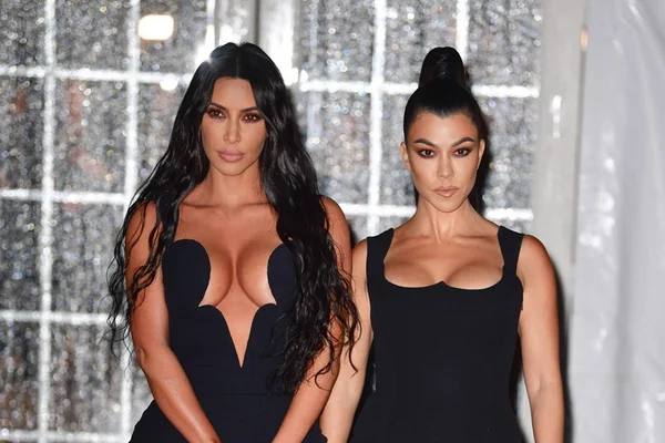 Looks do baile de gala da amfAR em NY são marcados por exageros