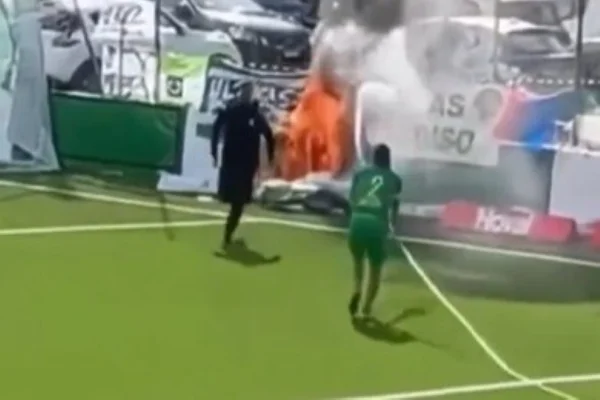 Foto colorida de jogador apagando incêndio - Metrópoles