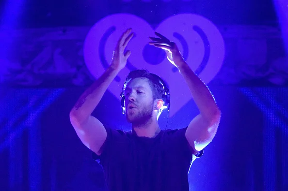 Crítica: Calvin Harris dispensa EDM e surpreende em “Funk Wav Bounce” - imagem 6 Crítica: Calvin Harris dispensa EDM e surpreende em “Funk Wav Bounce” - imagem 6