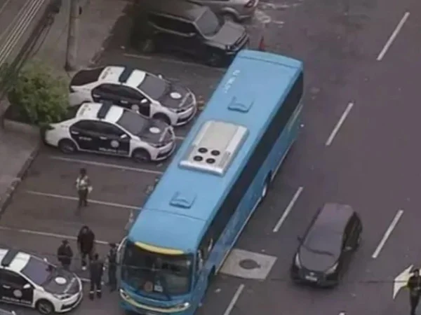 Foto colorida de vista aérea de ônibus após assalto, na delegacia - Metrópoles