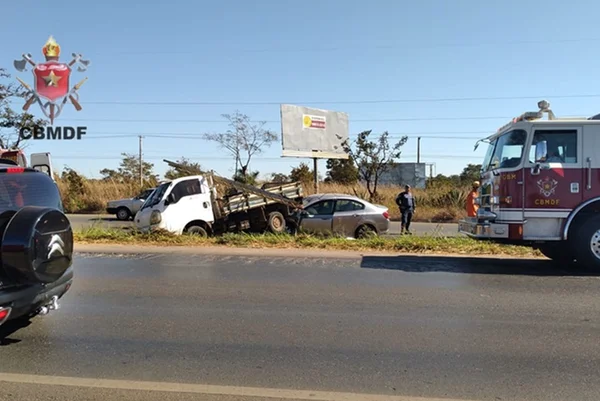 Carro e caminhão batidos em canteiro atrás de pista