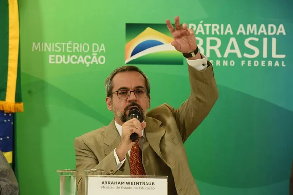 Pressionado, MEC revoga portaria que limitava viagens de docentes