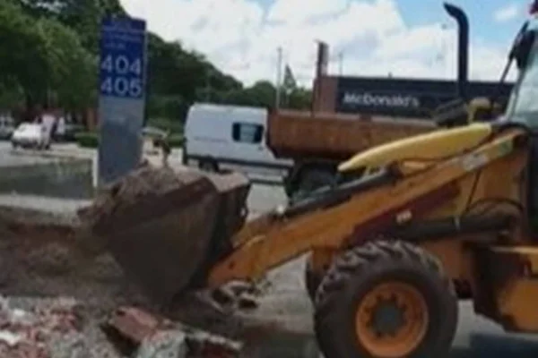 Trator derrubando obra