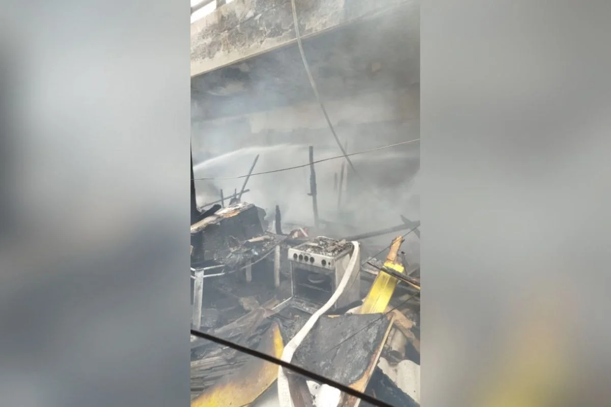 Incêndio atinge quase 30 moradias em comunidade na zona norte de SP - imagem 4 Incêndio atinge quase 30 moradias em comunidade na zona norte de SP - imagem 4