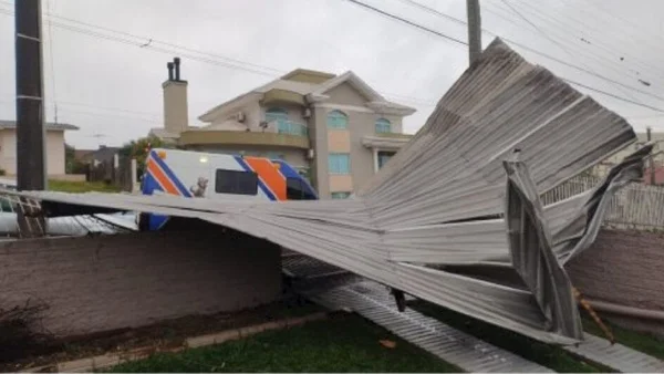 Imagem colorida de telha caída no chão após ciclone em Santa Catarina - Metrópoles