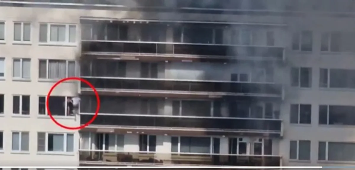 Vídeo mostra morador tentando sair pela sacada do apartamento Vídeo mostra morador tentando sair pela sacada do apartamento