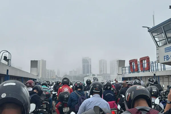 foto colorida de motociclistas na fila da balsa Santos-Guarujá, que não está funcionando devido à neblina - Metrópoles
