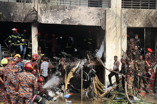 Imagem colorida de DACA, BANGLADESH – 21 DE JULHO: Membros do Exército de Bangladesh e do serviço de bombeiros iniciam operações de resgate após uma aeronave F7 da Força Aérea de Bangladesh colidir com um prédio do Milestone College, no bairro de Uttara, em Daca, por volta das 13h30 do dia 21 de julho de 2025.