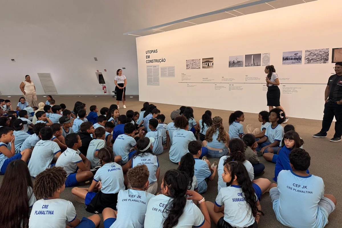 Estudantes na exposição Utopias