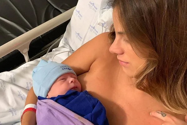 Shantal Abreu e Matheus Verdelho dão boas-vindas ao primeiro filho