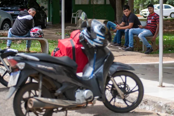 Bancos quebrados no ponto de táxi