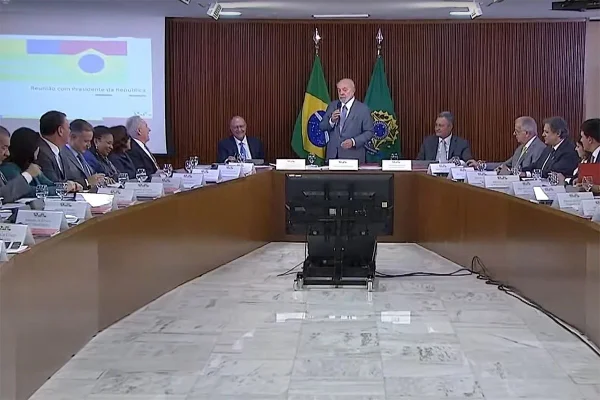 Imagem colorida de presidente Luiz Inácio Lula da Silva durante reunião ministerial - Metrópoles