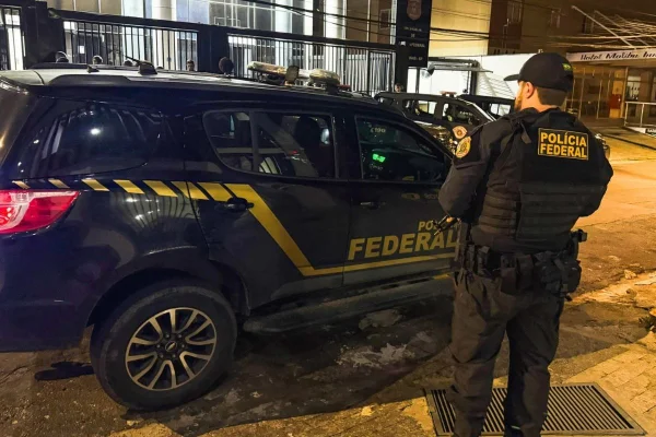 Imagem colorida mostra itens apreendidos após operação contra MC Ryan SP. Metrópoles
