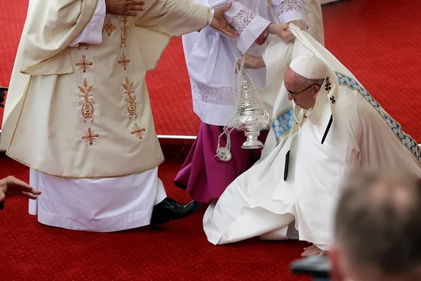 Papa cai durante missa na Polônia