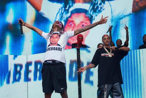 Foto colorida de Oruam em homenagem ao pai no Lollapalooza - Metrópoles