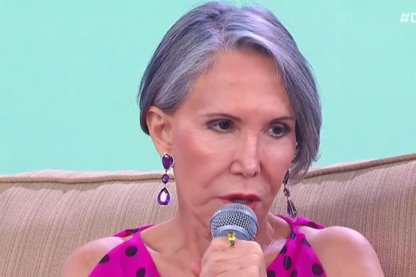 Imagem colorida da atriz Florinda Meza no programa Domingo Legal - Metrópoles