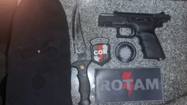 PM apreende pistola israelense na Estrutural
