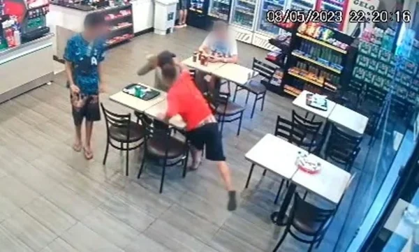 Vídeo: jovens agridem homem em situação de rua em lanchonete de Águas Claras