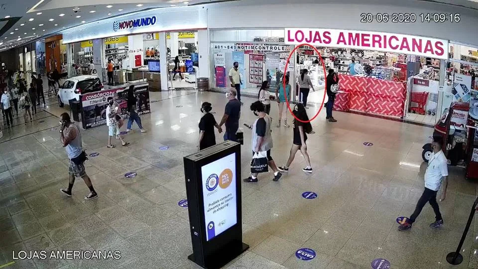 As câmeras flagraram a integrante da quadrilha entrando em uma das lojas do shopping As câmeras flagraram a integrante da quadrilha entrando em uma das lojas do shopping