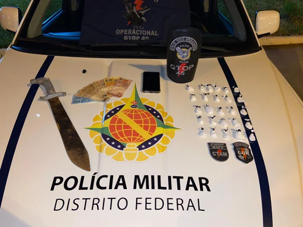 PM prende mulher que usava facão para roubar pedestres no Distrito Federal