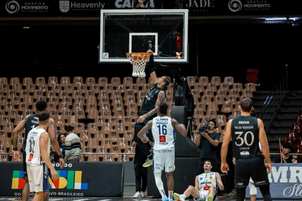 Brasília Basquete mantém embalo e vence seu 13º jogo seguido em casa