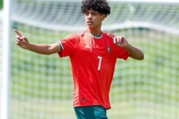 Filho de Cristiano Ronaldo impressiona ao marcar gol igual ao pai