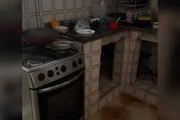 Os policiais encontraram o local em condições precárias de higiene e sem alimentos Os policiais encontraram o local em condições precárias de higiene e sem alimentos